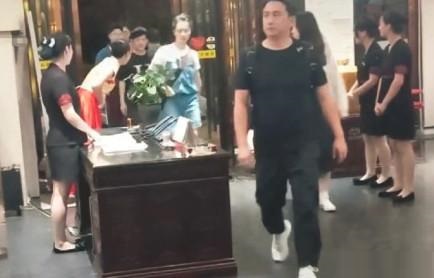 网友偶遇何炅和黄磊夫妇，孙莉粗腿被网友热评，被指不拘小节