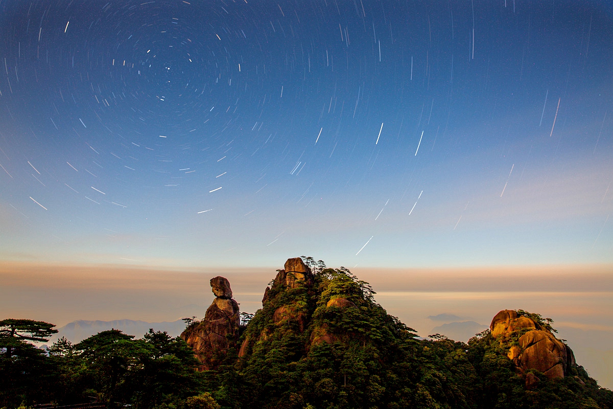 黄山四千仞，三十二莲峰 丹崖夹石柱，菡萏金芙蓉